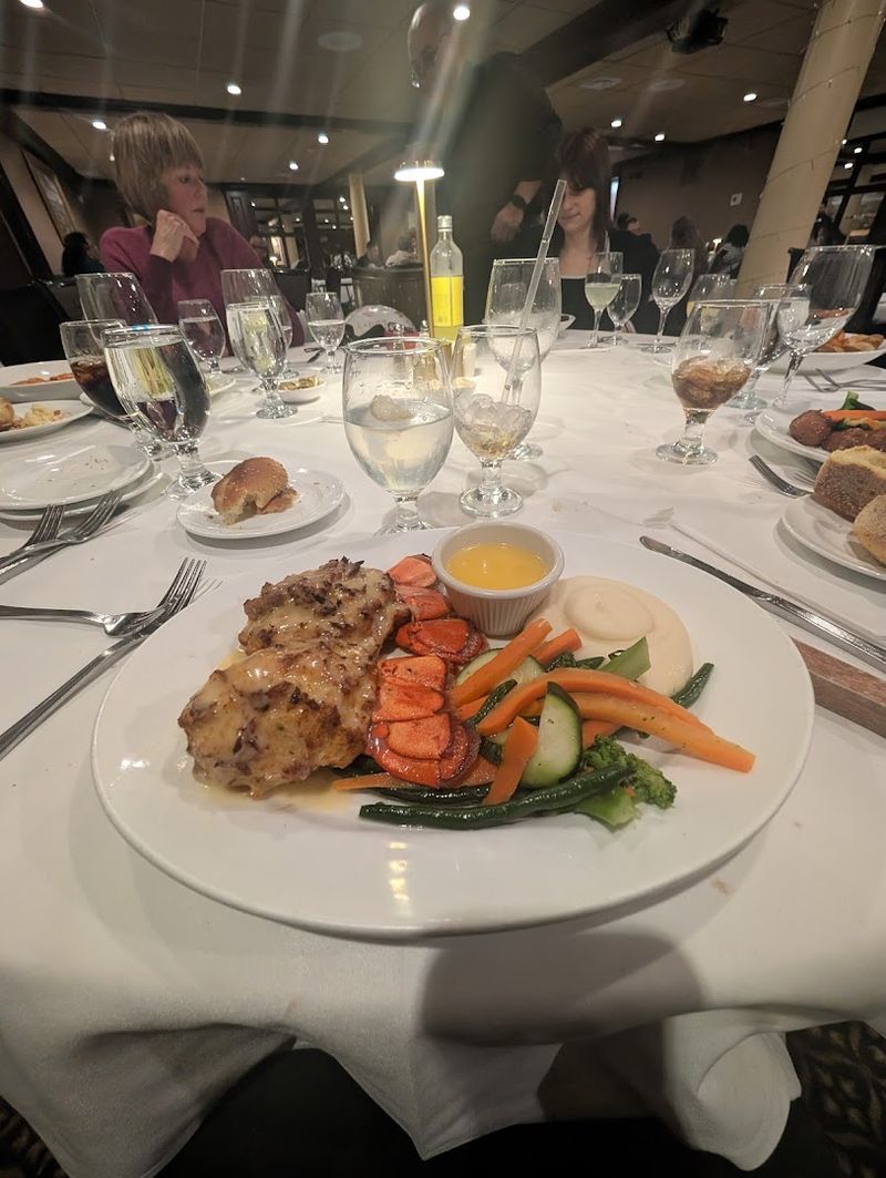 Weekend Nights at LouCas Are a Full Experience