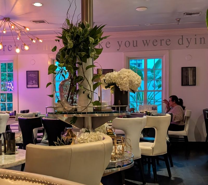 The Atmosphere That Shifts From Relaxed to Full Energy