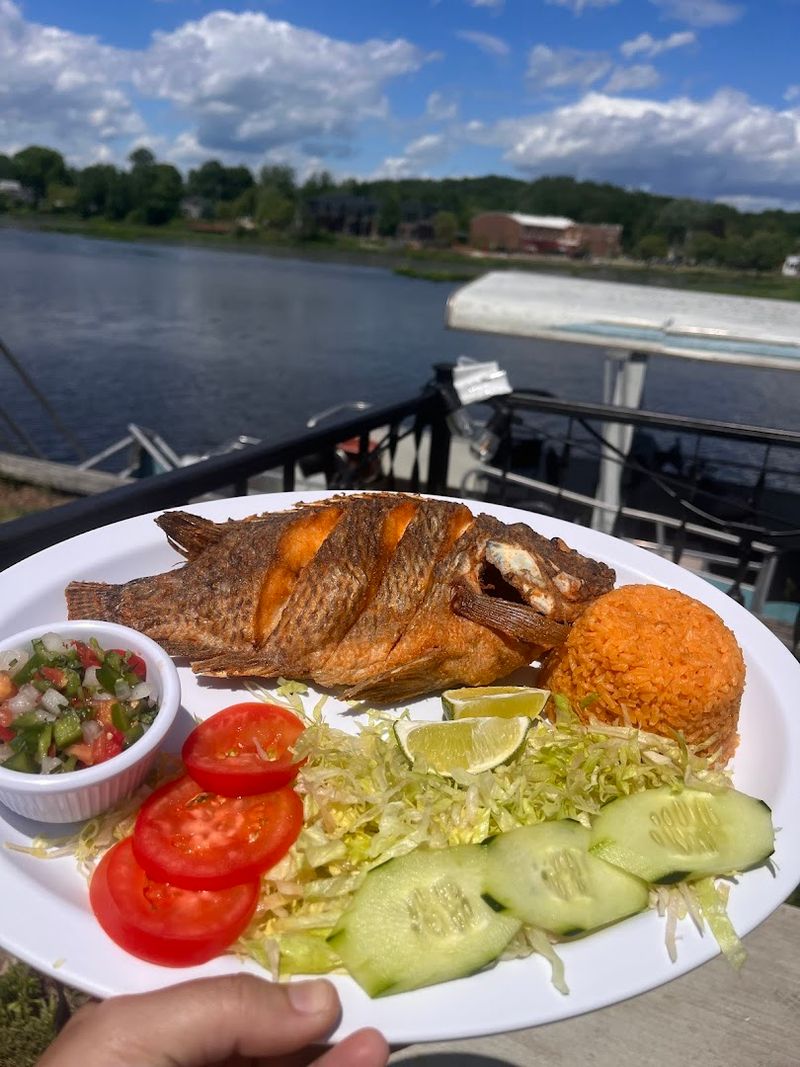 The River View That Turns a Meal Into a Full Experience