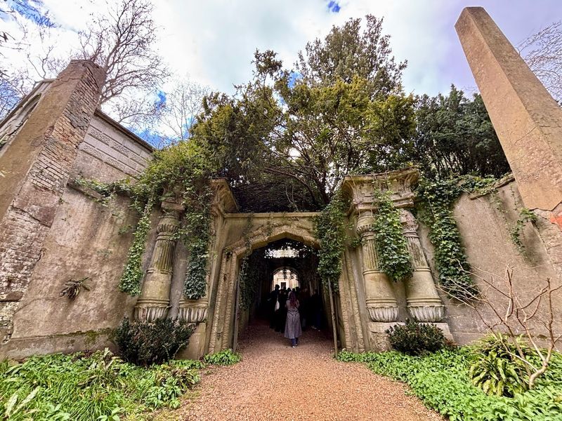 Highgate Cemetery (London, England)