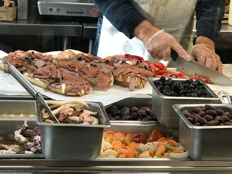 A Spot That Draws Crowds From Far Away