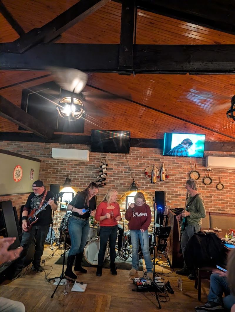 Live Music Nights That Change the Whole Energy