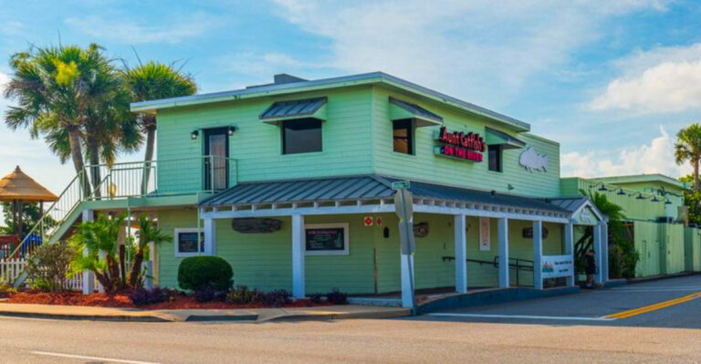 The Fried Shrimp at This Cozy Coastal Spot Is Worth Every Mile of the Drive