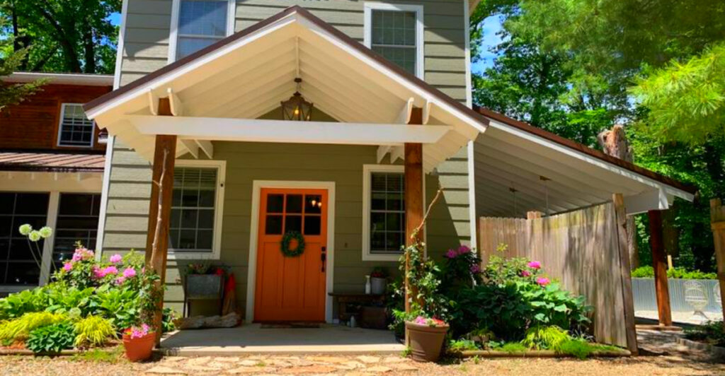 The Hidden Michigan Getaway Where You Wake Up to Fresh Breakfast and 30 Acres of Quiet Woods