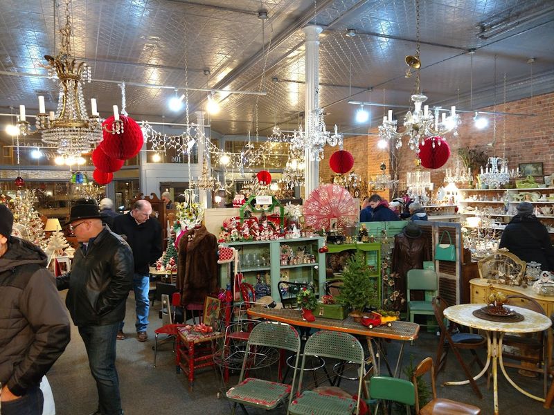 Browsing the Antique Co-ops: Hours Can Disappear Here