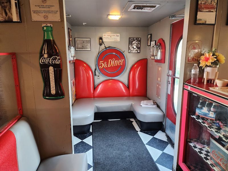 The Atmosphere That Keeps Regulars Coming Back