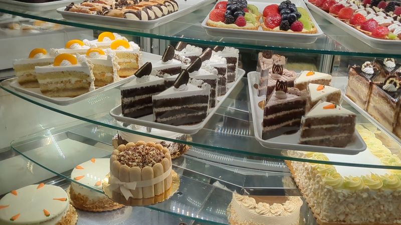 What Makes the Dulce De Leche Chantilly Cake Stand Apart