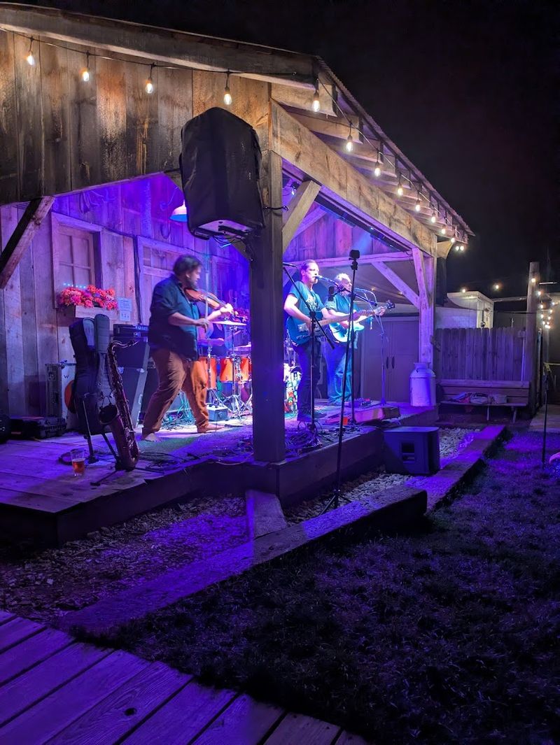 Live Music That Gets the Whole Crowd Moving