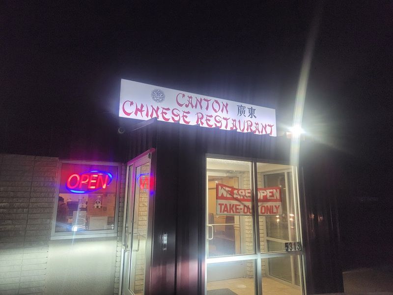 Low-Key Atmosphere With a Takeout-First Setup