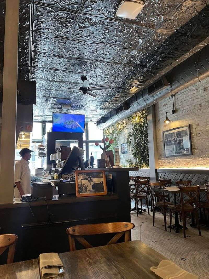 A Daytime Vibe That Feels Completely Different From the Night