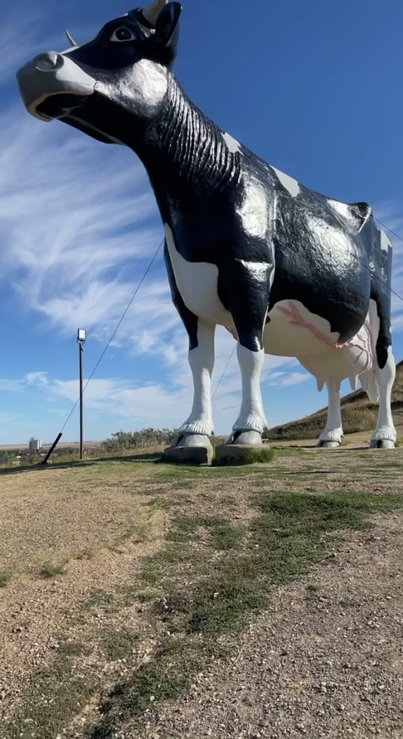 Comparing Salem Sue to Other Great Plains Roadside Stops