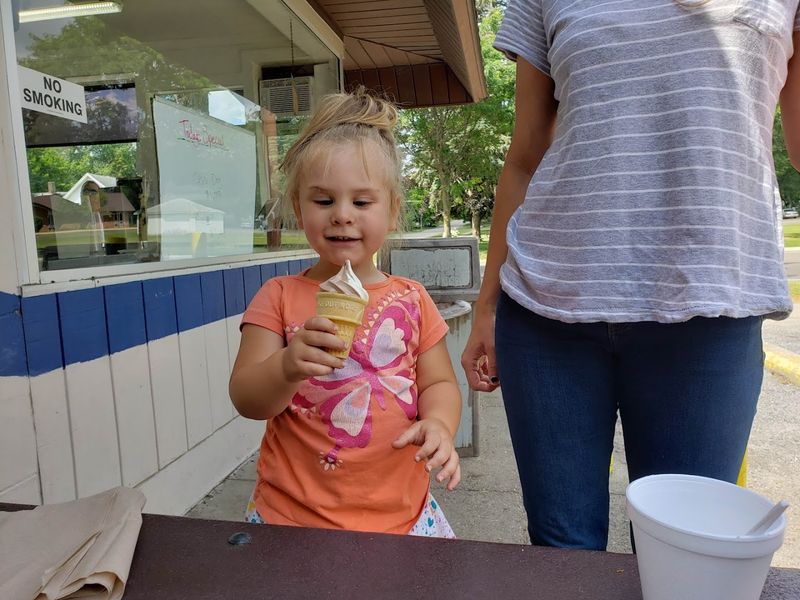 Picnic Tables, Fresh Air, and That Classic Outdoor Dining Feel