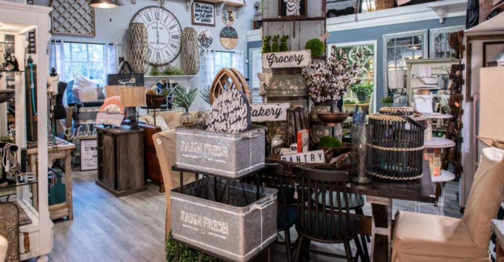 This Charming Florida Cottage Blends Bistro Dining with Boutique Shopping