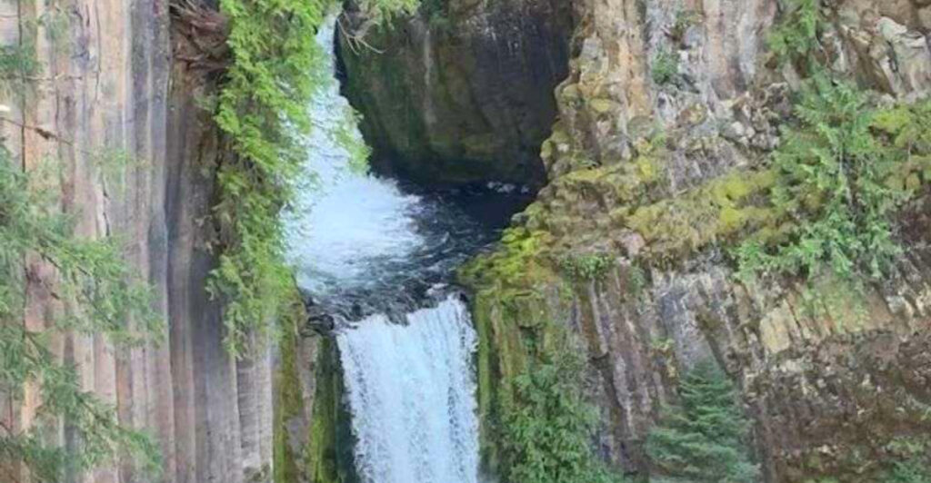 This Stunning Oregon Waterfall Looks Like Nature’s Masterpiece