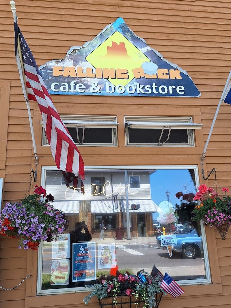 Where to Find This Café in Munising