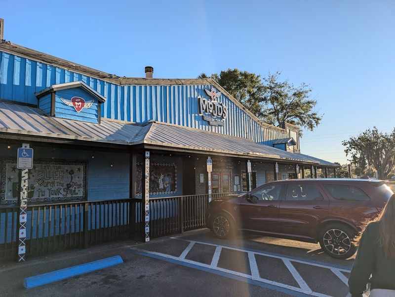 The Regulars and the Community: What a Loyal Crowd Says About a Restaurant