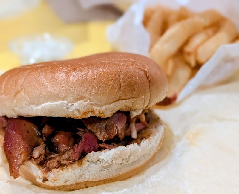 Virginia - Pierce’s Pitt Bar-B-Que (Williamsburg)