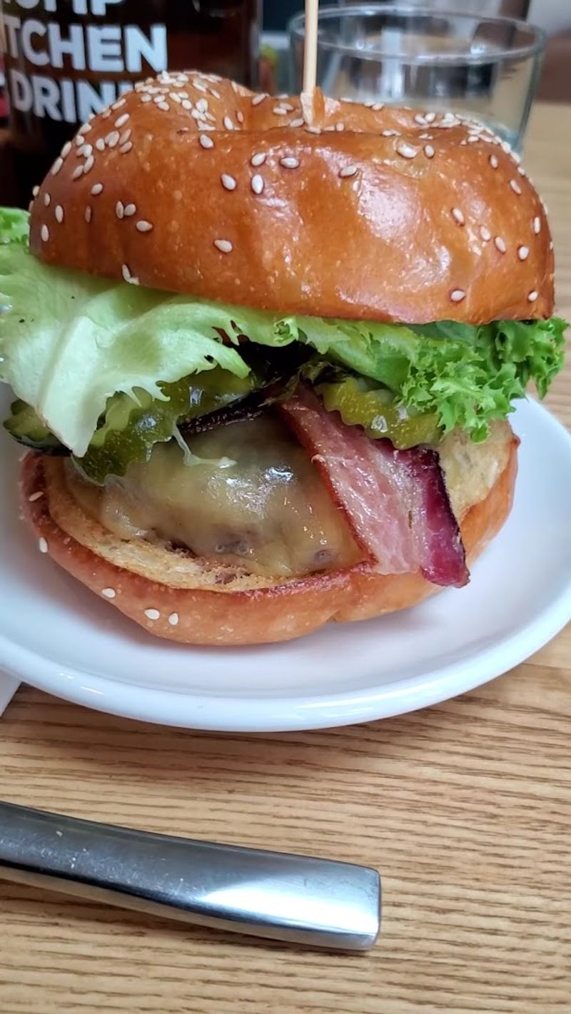 Chomp Kitchen & Drinks — Warren