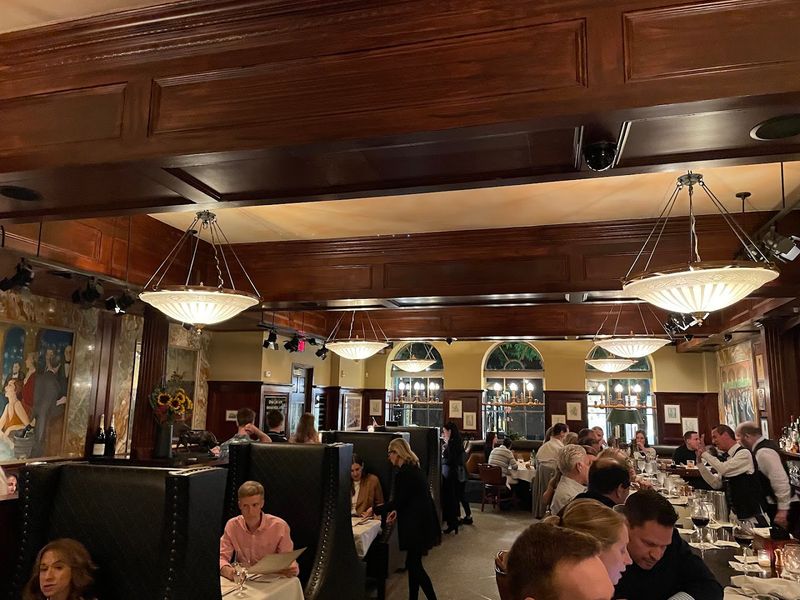 A Dining Room Built for Staying a While