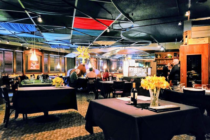 The Sinatra-Era Atmosphere That Still Feels Fresh