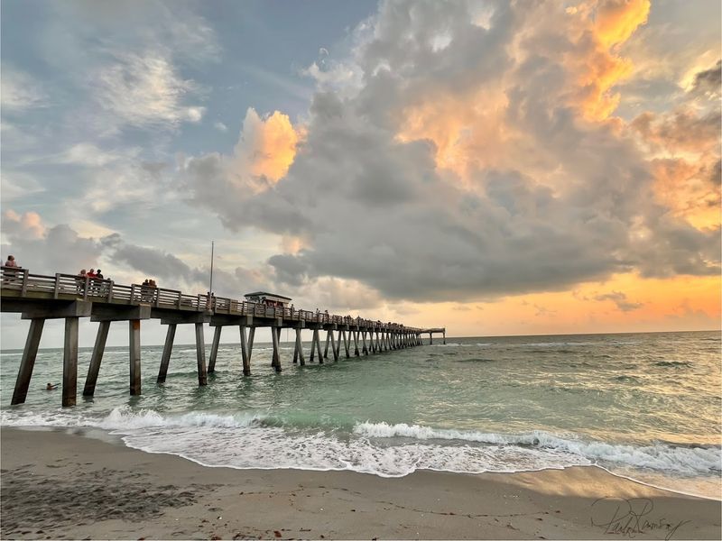 A Restaurant Built Around the Pier Life