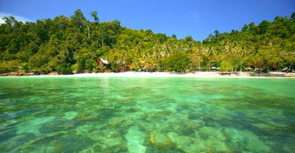 12 Beautiful Asian Beaches That Locals Try to Keep Hidden