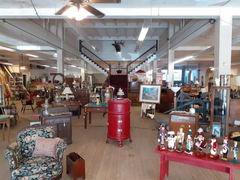 14,000 Square Feet of Pure Browsing Heaven 14,000 Square Feet of Pure Browsing Heaven