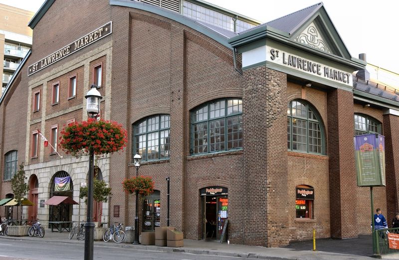 Toronto – St. Lawrence Market Classics & Peameal Bacon Sandwiches