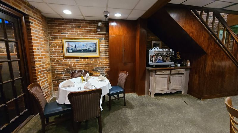 A Dining Room That Carries Its History Well A Dining Room That Carries Its History Well