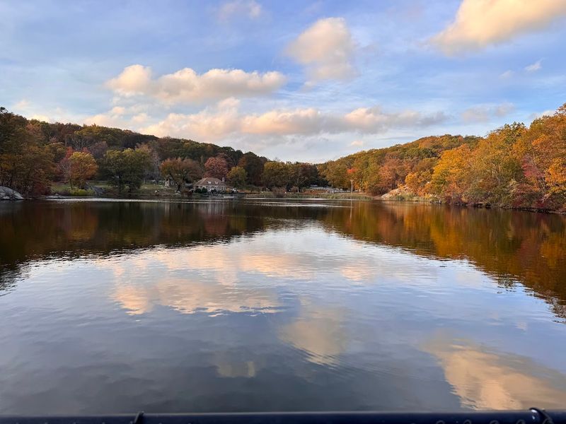 A Lake That Invites You to Slow Down A Lake That Invites You to Slow Down