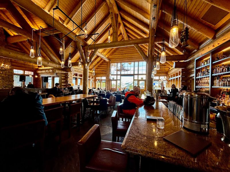 A Lodge Interior That Feels Both Cozy and Refined A Lodge Interior That Feels Both Cozy and Refined