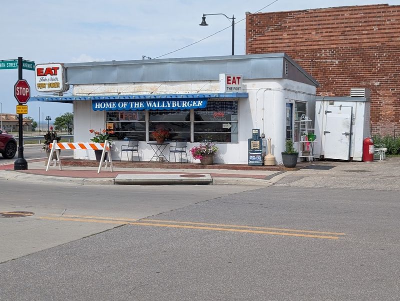 A Mississippi River Town Backdrop That Makes the Meal Better A Mississippi River Town Backdrop That Makes the Meal Better