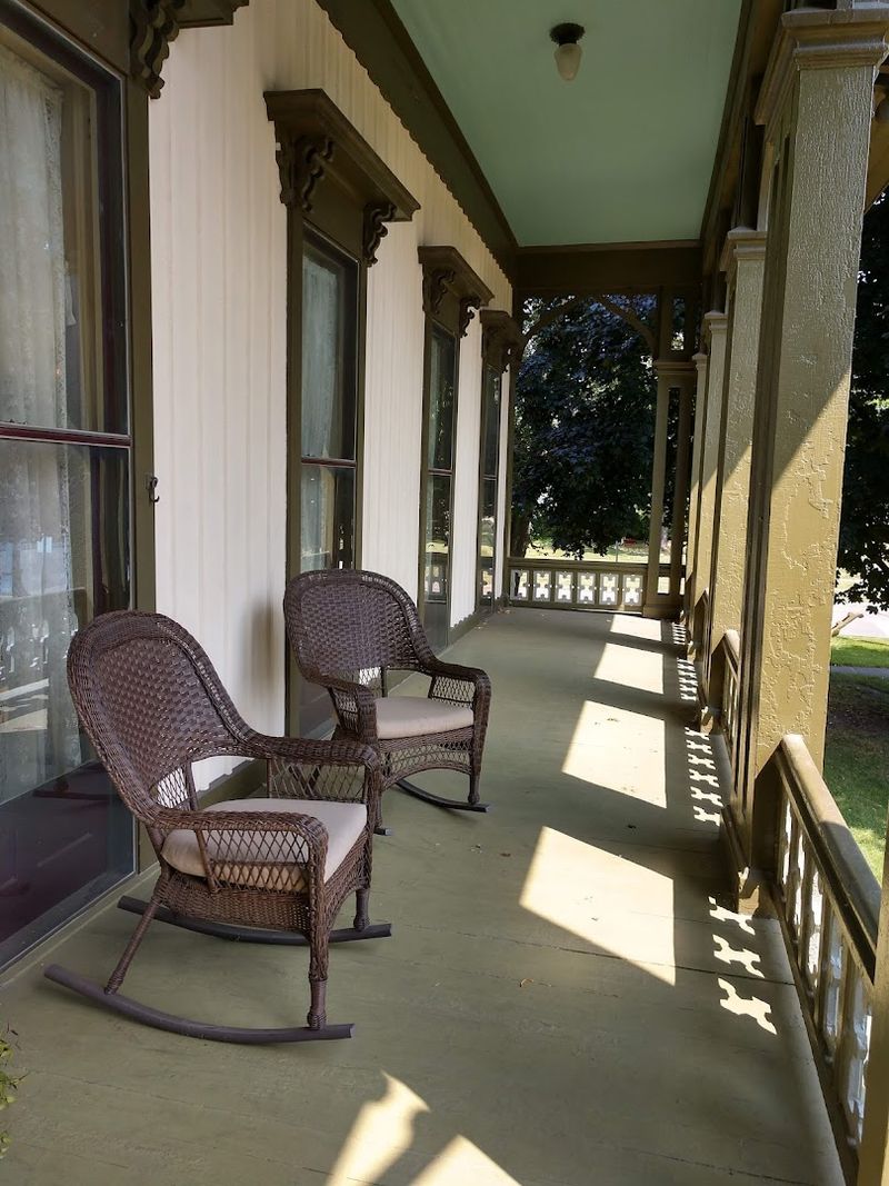 A Wraparound Porch That Deserves Its Own Fan Club