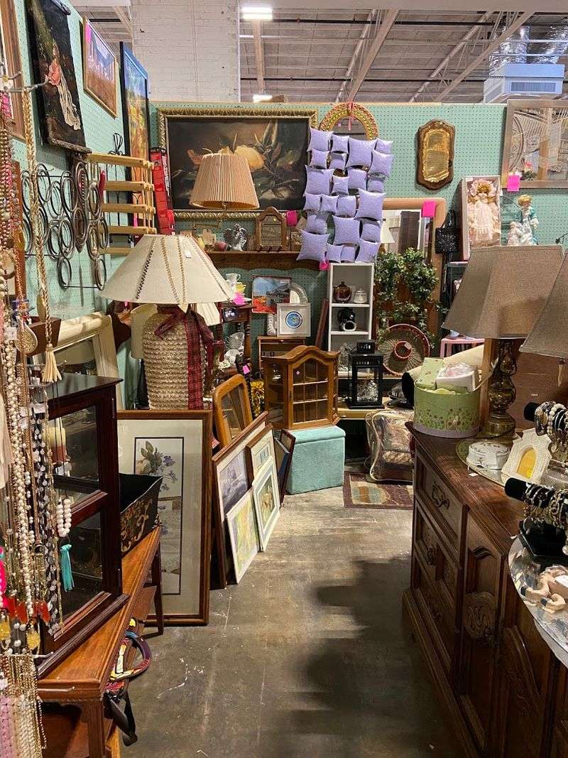 Art Glass, Jewelry, and Decorative Treasures Art Glass, Jewelry, and Decorative Treasures
