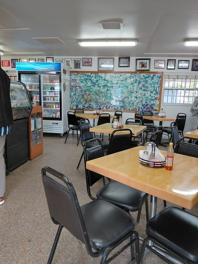 Atmosphere and Decor: Nostalgic and Unpretentious
