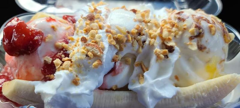 Banana Splits Done the Classic Way Banana Splits Done the Classic Way