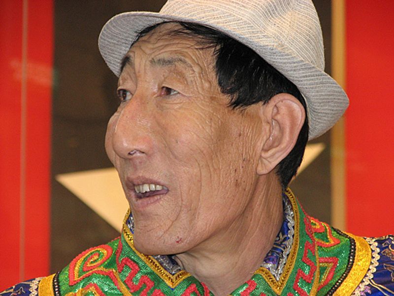 Bao Xishun (China) – 236 cm (7 ft 9 in)