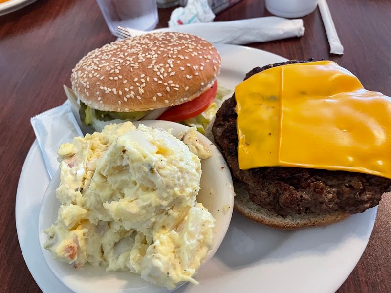 Burgers and Lunch That Hold Their Own Burgers and Lunch That Hold Their Own