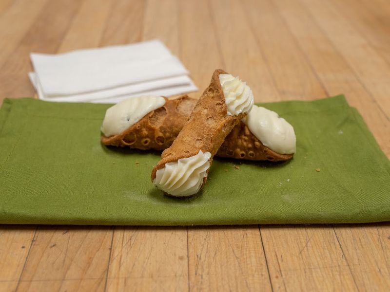 Cannoli That Earned Their Reputation the Old-Fashioned Way Cannoli That Earned Their Reputation the Old-Fashioned Way