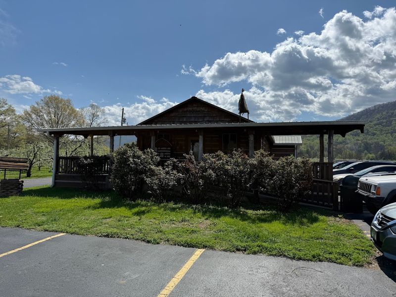 Carver's Orchard Restaurant in Cosby