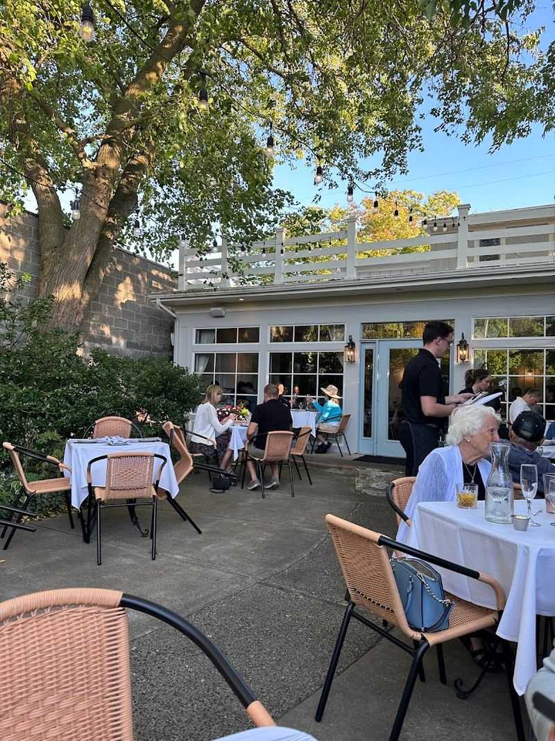 Coast 236 Restaurant & Bar (Saugatuck)