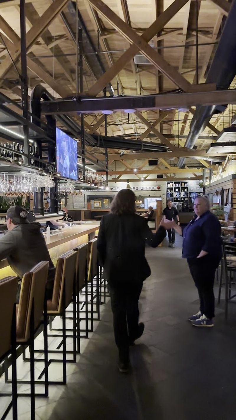 Craft Pours and a Bar Worth Settling Into Craft Pours and a Bar Worth Settling Into