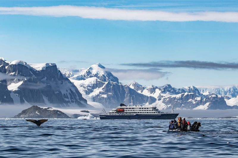 Crossing Antarctica by Expedition Ship Crossing Antarctica by Expedition Ship