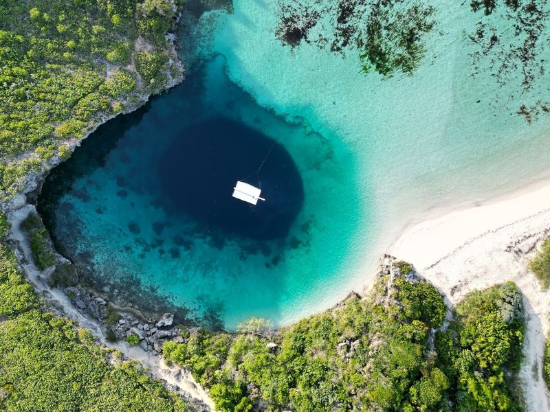 Dean's Blue Hole, Bahamas