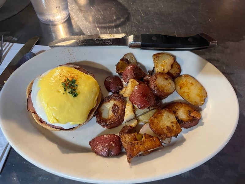 Eggs Benedict Done at Least Three Brilliant Ways Eggs Benedict Done at Least Three Brilliant Ways