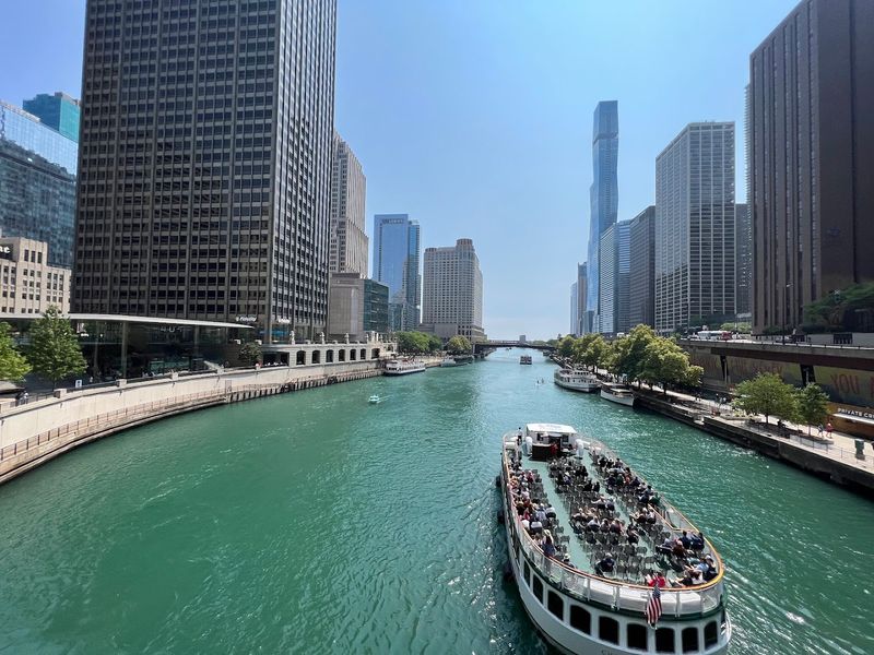 Explore the Chicago Riverwalk Explore the Chicago Riverwalk