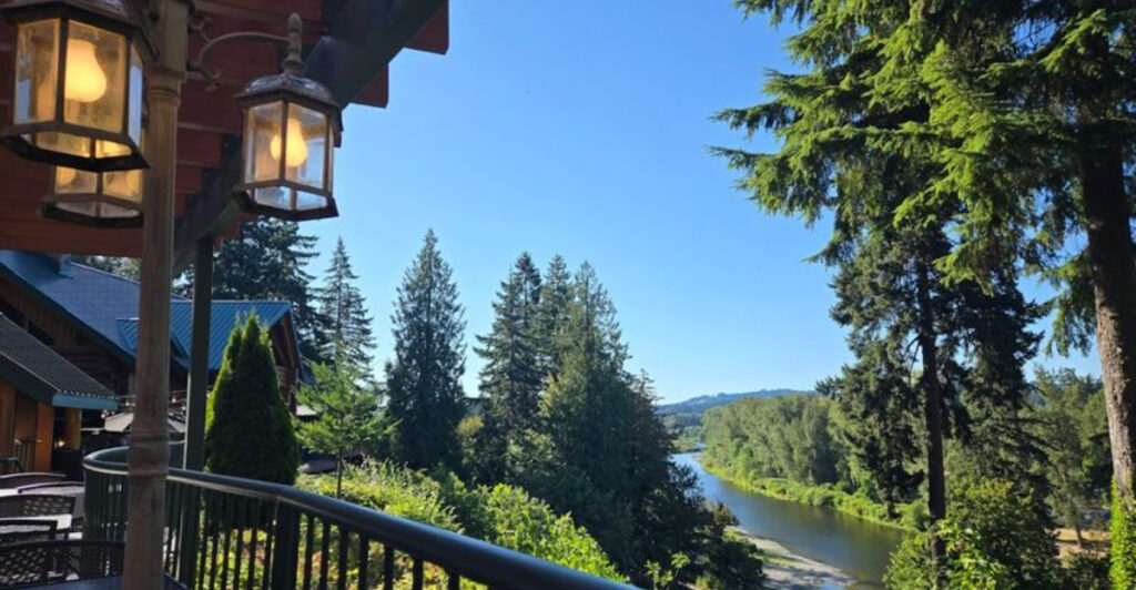 Few Places in Oregon Serve Up Sunsets as Stunning as This Beloved Riverfront Restaurant