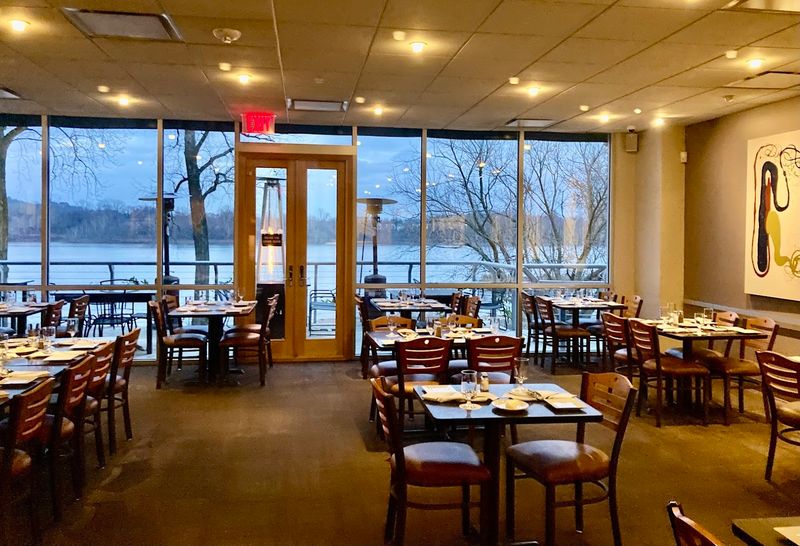 Floor-to-Ceiling Windows and a River That Steals the Show Floor-to-Ceiling Windows and a River That Steals the Show