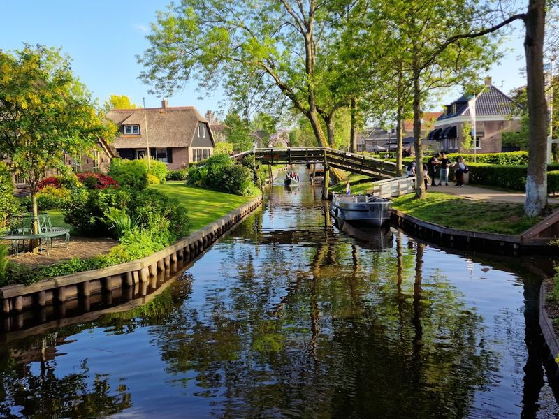 Giethoorn, Netherlands Giethoorn, Netherlands
