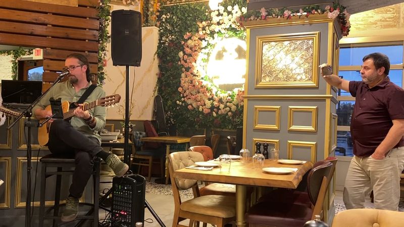 Live Music Nights That Change the Whole Vibe